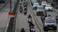 Meski telah dilarang dan dapat dikenai sanksi, para pengendara tersebut tetap nekat karena minimnya pengawasan dari petugas polisi lalu lintas.
