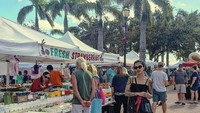 Keseharian Tiga di Amerika Serikat juga diisi dengan kegiatan belanja di farmer market. Kali ini ia nampak santai dengan outfit pilihannya. Foto: Instagram tigawat