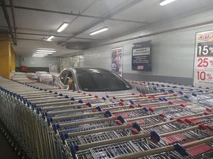 Parkir Sembarangan di Mall, Mobil Ditutupi Troli Belanja