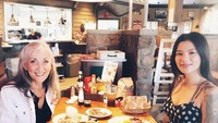 Di Instagram, Tiga kerap memamerkan momen kulineran. Salah satunya bersama ibu mertua ketika santap di Logans Roadhouse. Aku mau ajak mom ke Indonesia, mam warteg, warung padang, seafood pinggir jalan, warung kopi, bakmi gerobak, gorengan indomaret, jajanan gading, jajanan pluit, katanya. Foto: Instagram tigawat