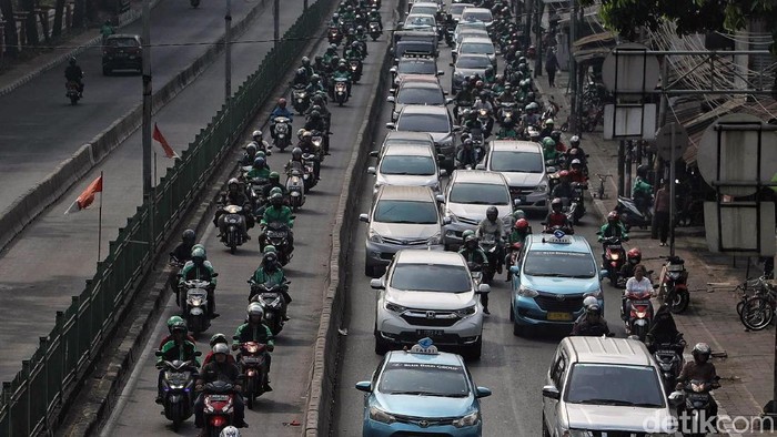 Beragam cara dilakukan para pengendara motor untuk hindari kemacetan. Salah satunya dengan terobos jalur bus TransJakarta meski telah dilarang karena berbahaya.