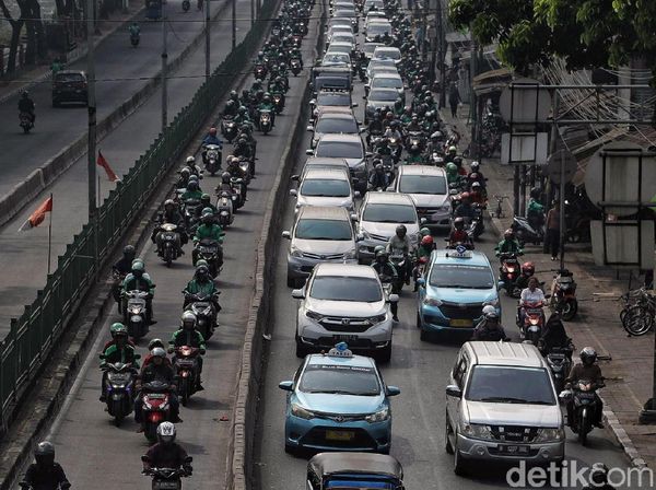 Jangan Ditiru! Pemotor Ini Terobos Busway Demi Hindari Macet