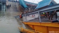 Ambruknya dermaga kapal roll on-roll off (ro-ro) itu mengakibatkan satu petugas hilang. Istimewa.