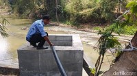 Untuk mengangkat air dari Sungai Elo, warga terlebih dahulu membuat semacam penampung air. Adapun bak penampung air dibuat kotak memanjang ke dalam.