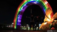 Pengunjung berswafoto bersama teman maupun keluarga.