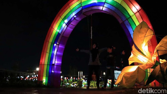 Sejak dibuka 17 Agustus lalu, ruang publik Kiara Artha Park, Kota Bandung, selalu ramai dikunjungi. Begini keseruannya saat menikmati Kiara Artha Park di malam hari.