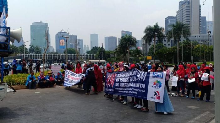 Buruh gelar aksi demo/Foto: Samsuduha Wildansyah/detikcom Buruh gelar aksi demo/Foto: Samsuduha Wildansyah/detikcom
