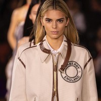 Dikatakan pula kalau Kendall Jenner melakukan suntik filler dan Botox. Hal itu terlihat dari tulang alisnya yang tampak lebih tinggi ketimbang di tahun-tahun sebelumnya. Foto: Vianney Le Caer/Invision/AP