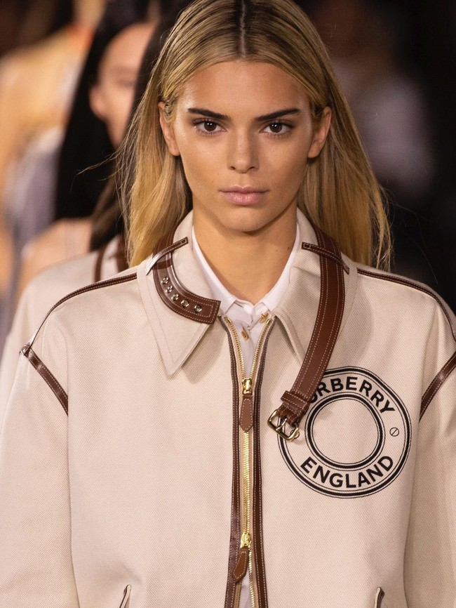 Dikatakan pula kalau Kendall Jenner melakukan suntik filler dan Botox. Hal itu terlihat dari tulang alisnya yang tampak lebih tinggi ketimbang di tahun-tahun sebelumnya. Foto: Vianney Le Caer/Invision/AP