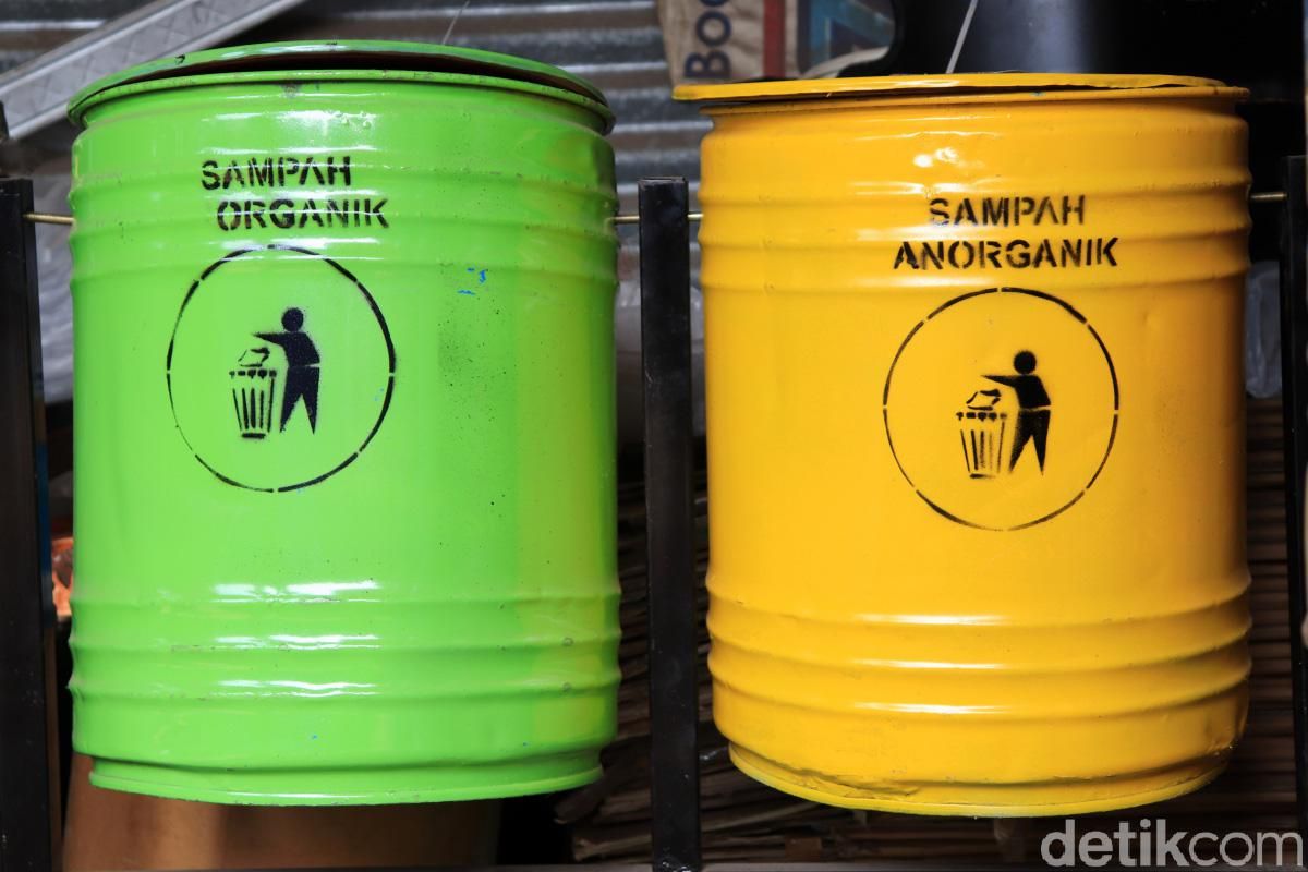 Pekerja mengecat material tong bekas di Gudang Cleansee, Jalan Rumah Sakit, Kelurahan Sukamulya, Kecamatan Cinambo, Kota Bandung, Selasa (17/9/2019). Produksi di tempat ini, mengandalkan tong bekas dari pabrik. Barang-barang tersebut dikreasikan menjadi produk baru seperti gerobak sampah, tempat sampah, perabotan rumah tangga seperti kursi dan meja.