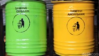 Tempat sampah dijual di kisaran Rp 65 ribu.