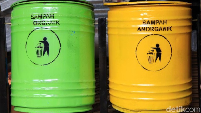 Pekerja mengecat material tong bekas di Gudang Cleansee, Jalan Rumah Sakit, Kelurahan Sukamulya, Kecamatan Cinambo, Kota Bandung, Selasa (17/9/2019). Produksi di tempat ini, mengandalkan tong bekas dari pabrik. Barang-barang tersebut dikreasikan menjadi produk baru seperti gerobak sampah, tempat sampah, perabotan rumah tangga seperti kursi dan meja.