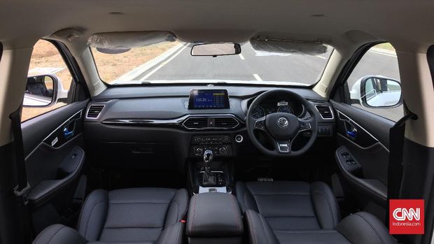 Di bagian tengah dasbor terintegrasi layar 8 inci.