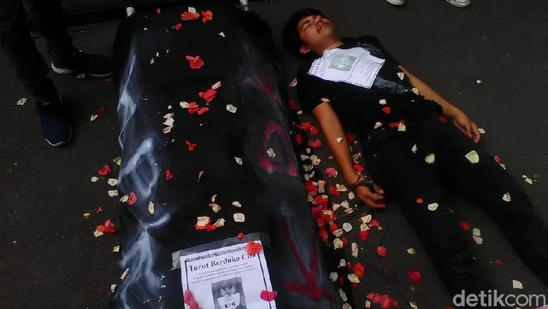 Tolak Revisi UU KPK, Mahasiswa Bandung Bawa Keranda Hitam