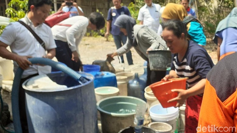 Kekeringan, Warga Sragen Jual Ternak demi Dapatkan Air Bersih Kekeringan, Warga Sragen Jual Ternak demi Dapatkan Air Bersih