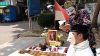 Dalam aksi itu mereka juga menerbangkan sebanyak 83 pesawat kertas sebagai simbol usia dari BJ Habibie. 