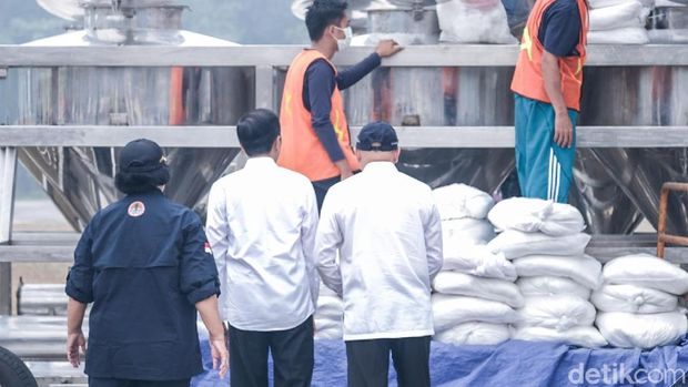 Jokowi cek persiapan hujan buatan