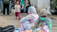 Mereka kembali ke trotoar untuk meminta tolong kepada UNHCR dan pemerintah agar mendapatkan tempat tinggal dan makan.