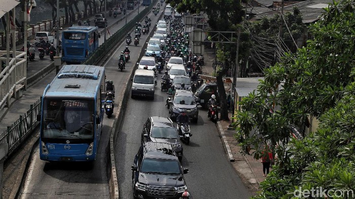 Beragam cara dilakukan para pengendara motor untuk hindari kemacetan. Salah satunya dengan terobos jalur bus TransJakarta meski telah dilarang karena berbahaya.
