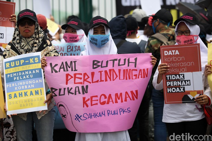 Ratusan aktivis erdemo mendukung RUU P-KS. Aksi ini digelar di saat DPR tengah menggelar rapat paripurna pengesahan UU KPK.