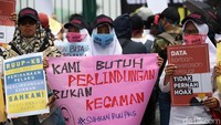 Di benda-benda tersebut, terdapat tulisan serupa spanduk di pagar gedung DPR. 