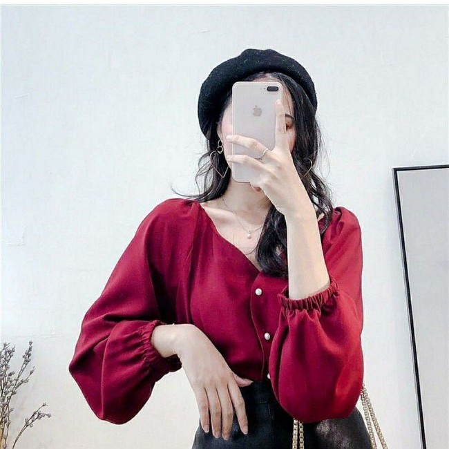 Blus manis berpotongan V-neck ini pun patut dijadikan opsi. GFS NO BLOUSE TIARA NSP ini dijual Rp 46 ribu. Atasan itu akan cantik dipadukan dengan rok sepan. Foto: Dok. Shopee