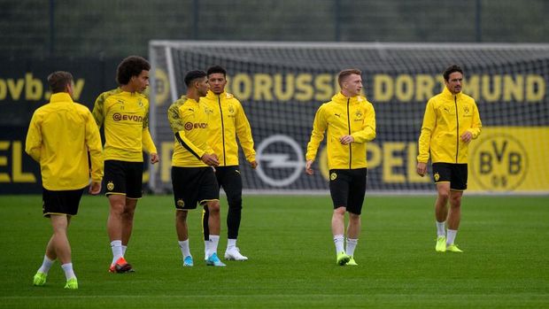 Dortmund's players take part in a training session on the eve of the UEFA Champions League Group F football match between Borussia Dortmund and Barcelona in Dortmund, western Germany, on September 16, 2019. (Photo by SASCHA SCHUERMANN / AFP)