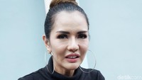 Anggia menyebut selama menjalin hubungan rekayasa tersebut ia telah mengeluarkan duit hingga ratusan juta rupiah. Pool/Palevi S/detikFoto.