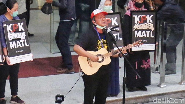 Ikut Turun ke Jalan, Cholil ERK Soroti Persoalan RUU