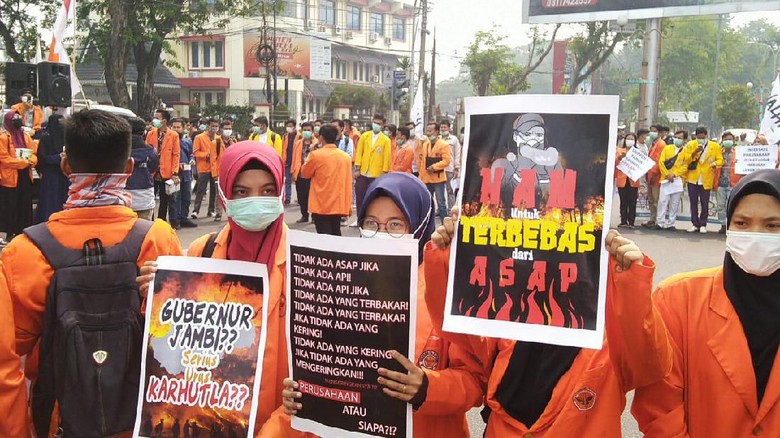 Mahasiswa di Jambi Tuntut Jokowi Copot Pejabat Tak Becus Tangani Karhutla Mahasiswa di Jambi Tuntut Jokowi Copot Pejabat Tak Becus Tangani Karhutla