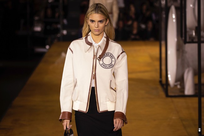 Ada yang beda dari penampilan Kendall Jenner saat melenggang di catwalk Burberry, Senin (16/9/2019). Di peragaan yang digelar dalam rangkaian London Fashion Week itu, Kendall Jenner memamerkan rambutnya yang kini berwarna pirang. (Foto: Vianney Le Caer/Invision/AP)
