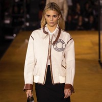 Ada yang beda dari penampilan Kendall Jenner saat melenggang di catwalk Burberry, Senin (16/9/2019). Di peragaan yang digelar dalam rangkaian London Fashion Week itu, Kendall Jenner memamerkan rambutnya yang kini berwarna pirang. (Foto: Vianney Le Caer/Invision/AP)