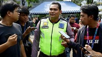 Eka kemudian terseret sejauh 200 meter. Mobil tersebut baru berhenti setelah menabrak mobil Daihatsu Ayla.