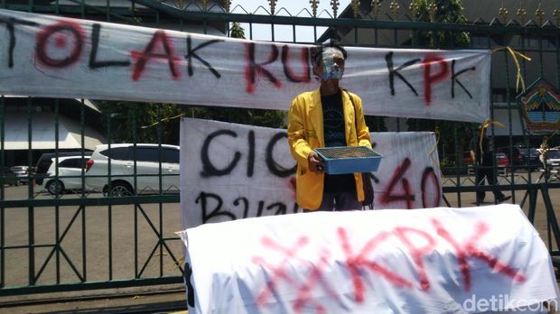 Mahasiswa di Semarang Bawa Keranda dan Tikus Tolak Revisi UU KPK