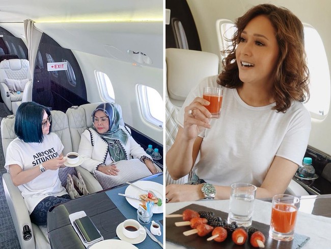 Kaus putih simpel sama-sama jadi pilihan gaya Syahrini dan Maia Estianty saat naik jet pribadi.  Foto: Instagram @princessyahrini, @maiaestiantyreal