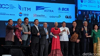 Bolehkah saya berkencan denganmu?, tanya Menkominfo dengan iseng. Mendapati pertanyaan yang tidak di-script sebelumnya, membuat Sophia tak merespon dari keinginan Menkominfo tersebut. Bingung, imbuh Rudiantara yang disambut gemuruh tawa peserta. Semua harus ter-script, Foto: Agus Tri Haryanto/inet