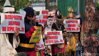 Massa yang mengenakan kostum tokoh pewayangan, superhero, dan Wiro Sableng menggelar aksi di depan gedung DPR RI, Jakarta, Selasa (17/9/2019).