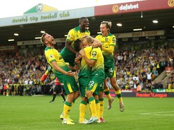 Sekalipun Norwich City kebobolan dua gol, Ibrahim Amadou (tengah atas) tampil menawan terutama di babak kedua. Amadou, yang sejatinya adalah gelandang bertahan, solid bersama Ben Godfrey di jantung pertahanan Canaries. Foto: Getty Images