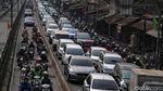 Jangan Ditiru! Pemotor Ini Terobos Busway Demi Hindari Macet