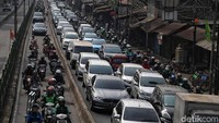 Tak hanya pengendara motor, ada pula pengendara mobil yang melintas di jalur khusus Bus TransJakarta demi menghindari kemacetan lalu lintas.