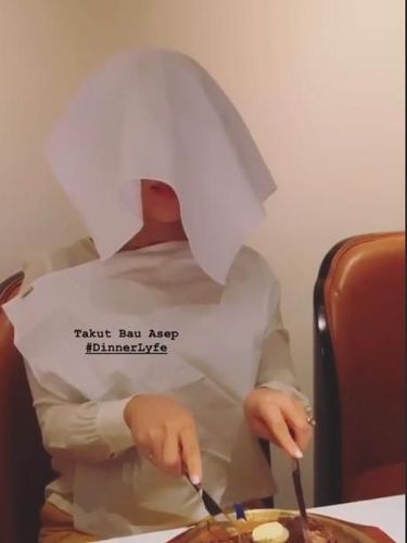 Uh, Takut Bau Asap! Begini Tampilan Syahrini saat Makan Steak