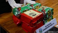 Barang bukti narkoba itu diamankan di sejumlah lokasi di Batam. Di salah satu lokasi diamankan sabu seberat 8 kg.