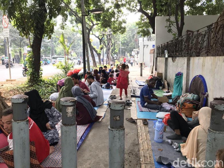 Pencari Suaka yang Kembali ke Kebon Sirih Duduki Trotoar Pencari Suaka yang Kembali ke Kebon Sirih Duduki Trotoar