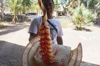 Frengky menjelaskan tentang makna dari topi Ti'i Langga (Afif Farhan/detikcom)