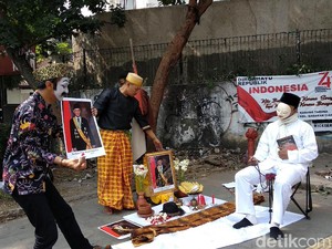 Pertunjukan Jalanan Seniman Bandung untuk BJ Habibie