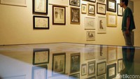 Sejumlah pengunjung mengunjungi pameran Sketsaforia Urban di Galeri Nasional, Jakarta Pusat, Selasa (17/9).