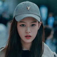 Ketika itu, ia pun mulai dikenal sebagai model yang mirip Sulli. Apalagi Sulli juga dikenal sering tampil tanpa mengenakan bra. Foto: Instagram @sungmin_h_01