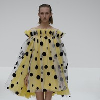 Fashion show koleksi busana terbaru Carolina Herera yang diperagakan di New York Fashion Week Spring 2020, Garden of the Battery, New York. Senin (9/9/2019). Photo by Fernanda Calfat/Getty Images