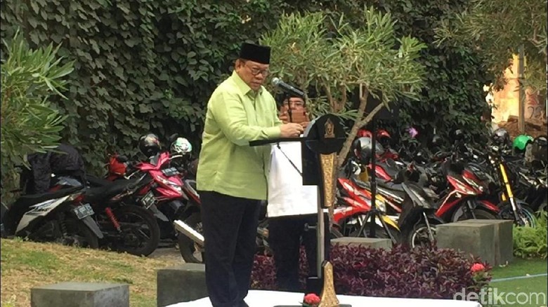 Di Tahlilan, Agung Laksono Cerita Perjuangan BJ Habibie Semasa Hidup Di Tahlilan, Agung Laksono Cerita Perjuangan BJ Habibie Semasa Hidup