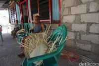 Pengrajin topi Ti'i Langga (Afif Farhan/detikcom)